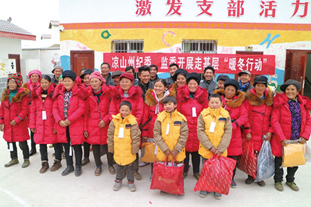 貧困村民穿上了紅豆羽絨服