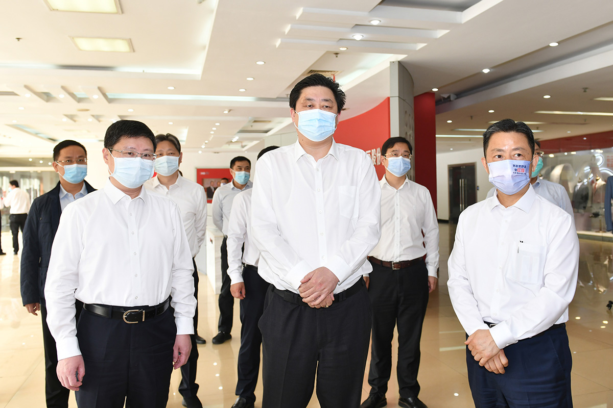 4月12日，無錫市市長趙建軍帶隊(duì)深入紅豆集團(tuán)，專題調(diào)研疫情防控和復(fù)工復(fù)產(chǎn)工作。