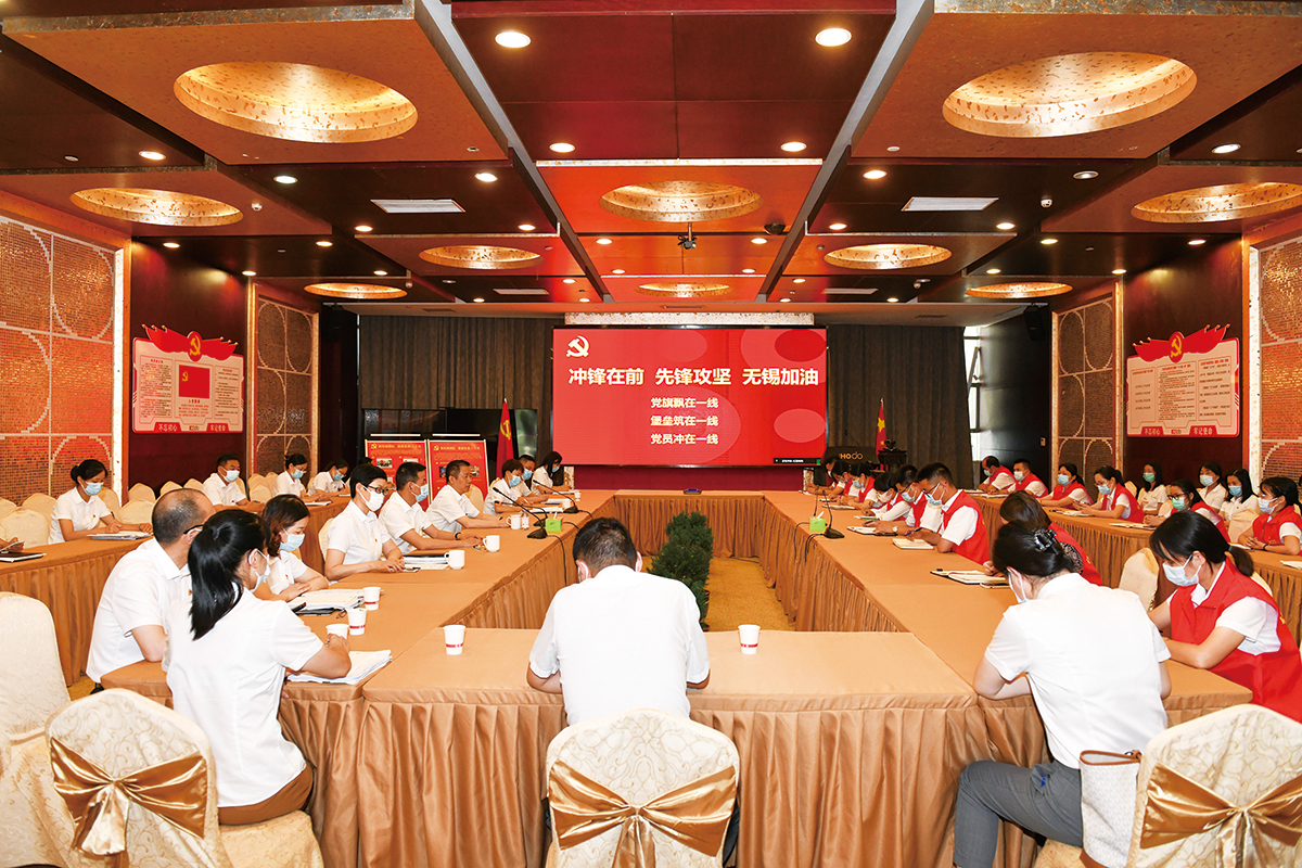 7月4日，紅豆集團(tuán)黨委第一時(shí)間發(fā)出緊急通知，管控區(qū)內(nèi)黨員、干部、員工積極響應(yīng)，就地轉(zhuǎn)為志愿者，切實(shí)發(fā)揮紅豆黨員先鋒模范作用，沖在抗疫一線。