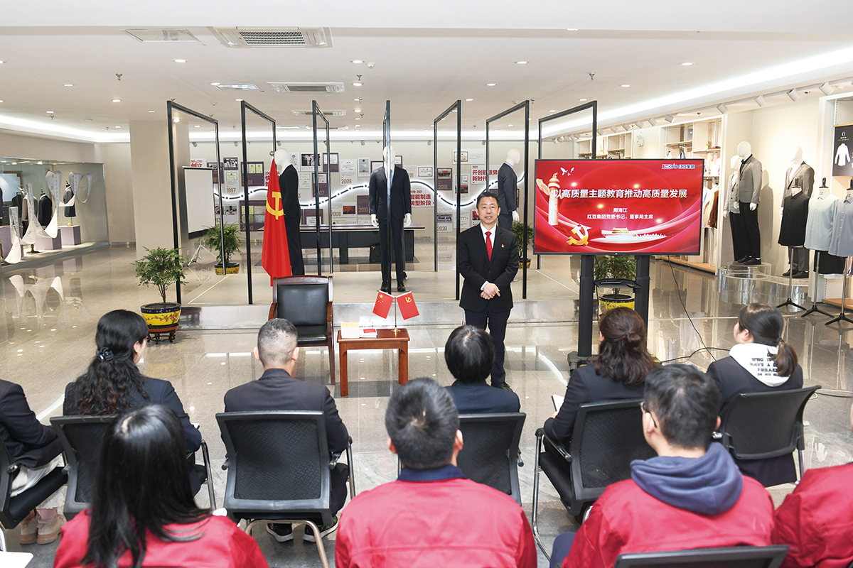 A,周海江為車(chē)間一線員工上黨課